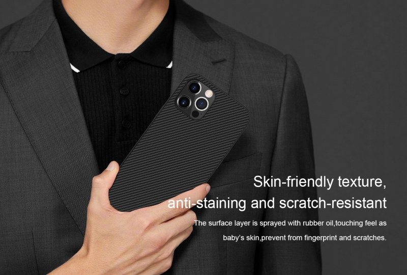 Ốp Lưng iPhone 12 Pro Nillkin Fiber Chính Hãng kẽ vân sọc chính hãng Nillkin Synthetic Fiber chất liệu PC và sợi tổng hợp cao cấp thân thiện với môi trường, có khả năng đàn hồi tốt, không bị giòn và khả năng chống trầy xước tốt.